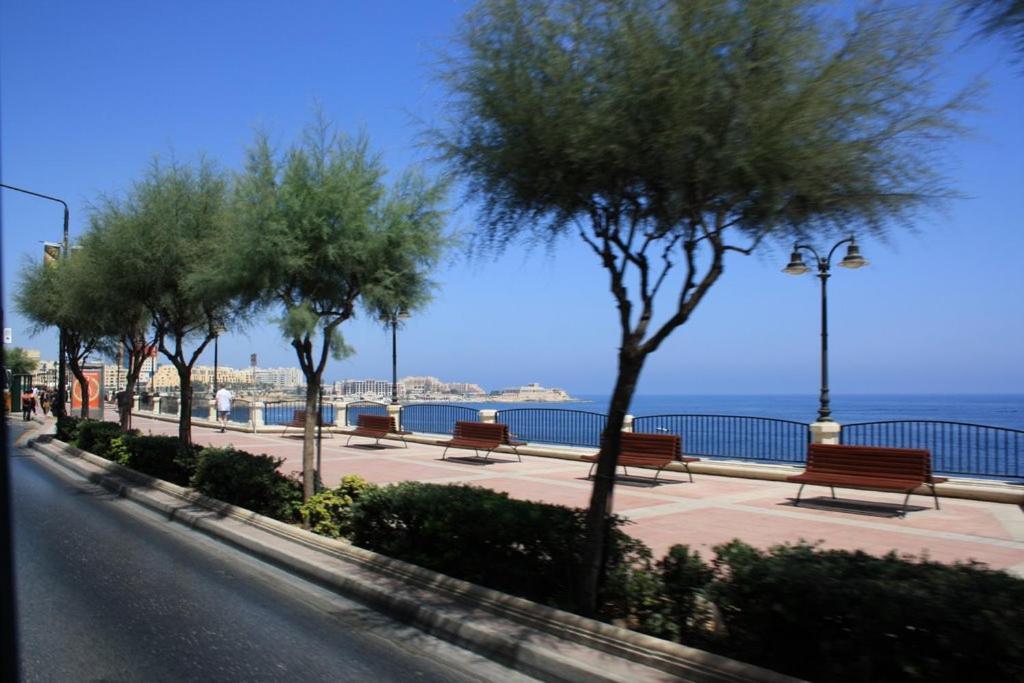 Luxury Apt W/ Side Seaviews And Pool, Top Location Sliema Extérieur photo